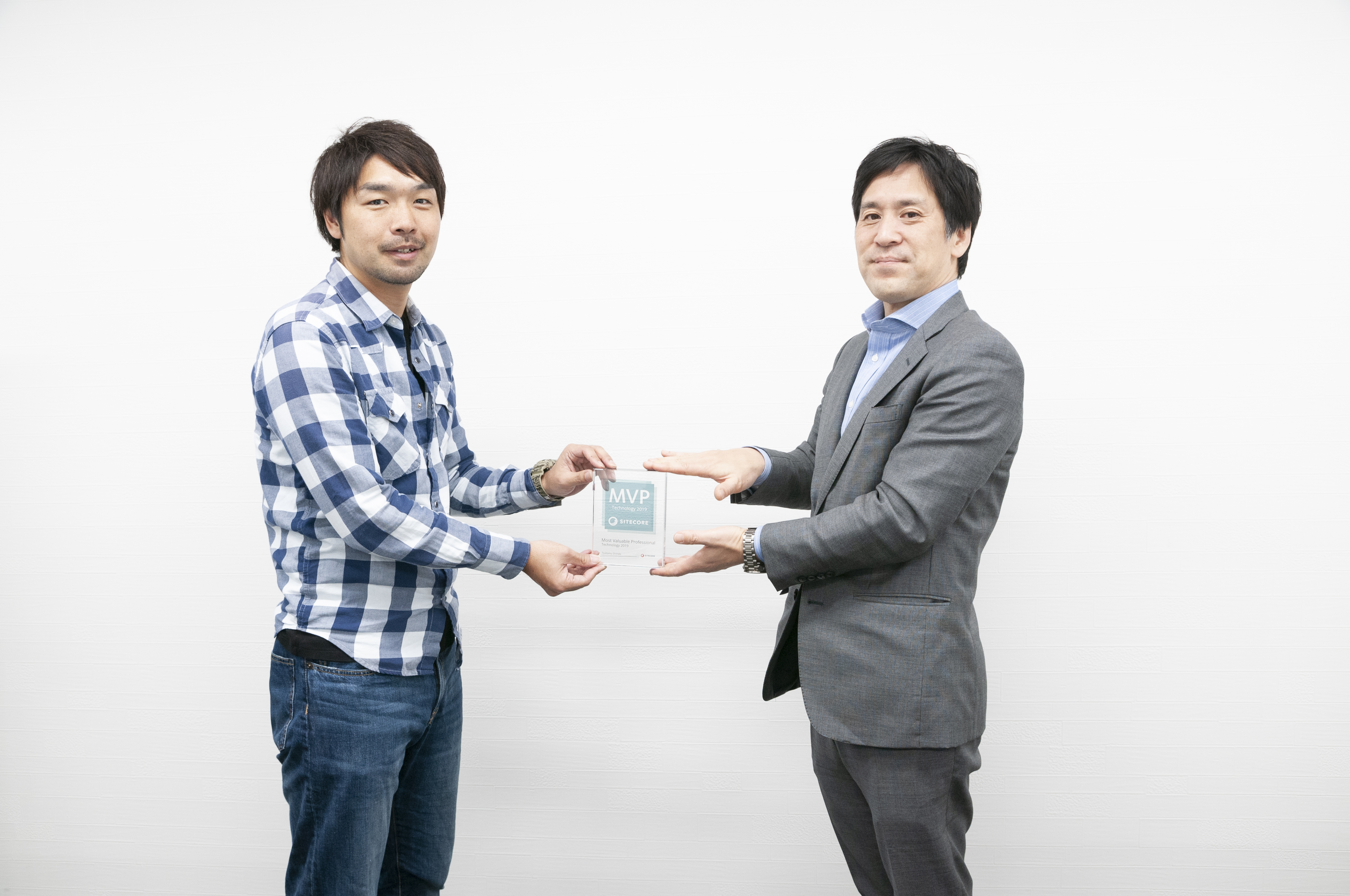 ガラストロフィーを授与される新藤