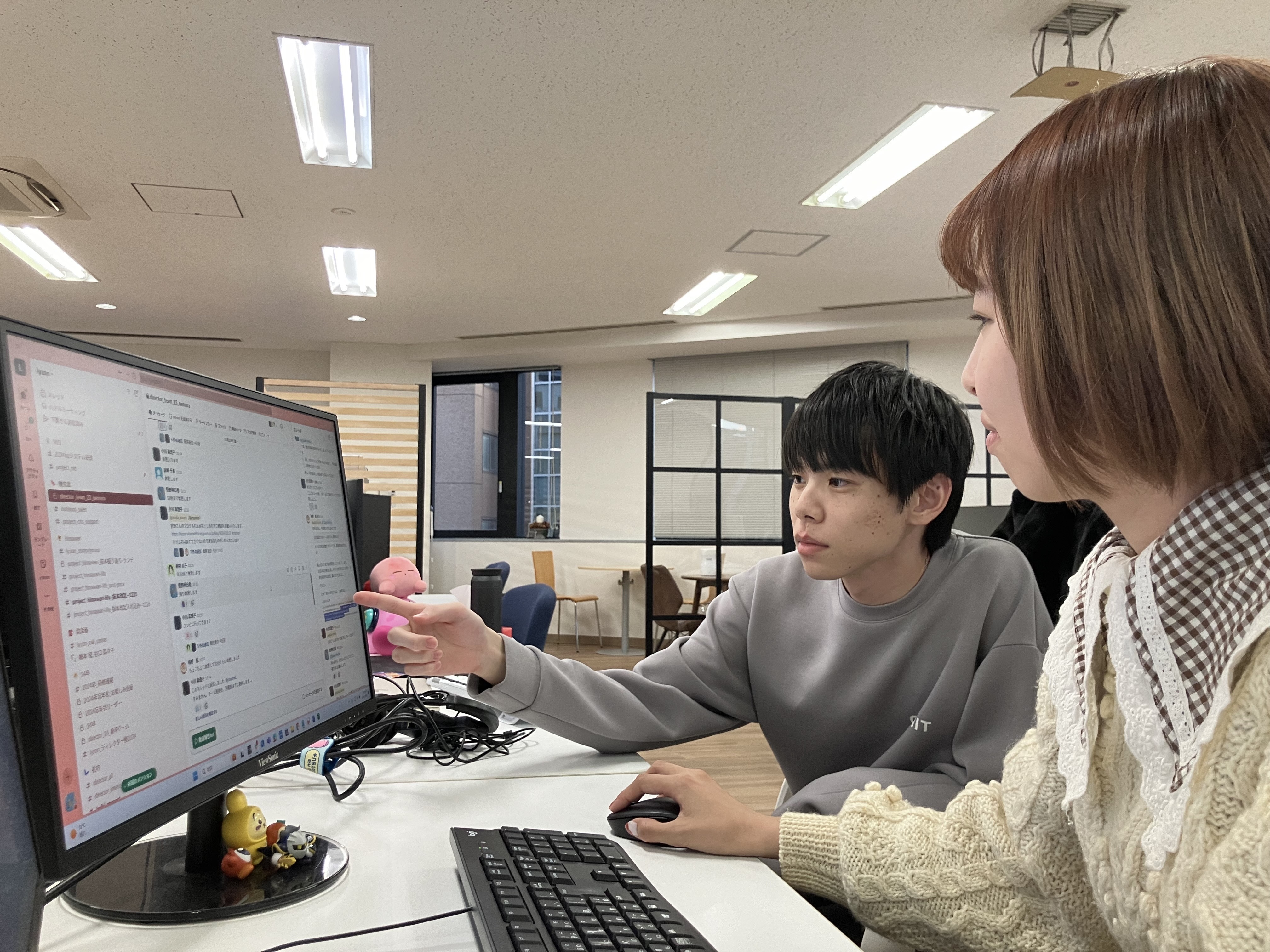 先輩と仕事している様子